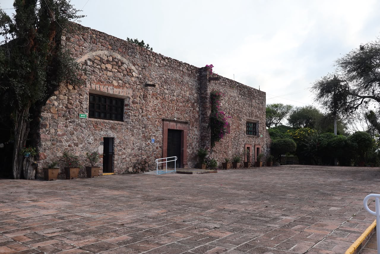 Exterior de la capilla y patio de Casa Hogar Mexiquito