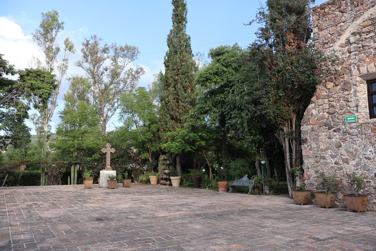 Jardín y acceso exterior a la capilla