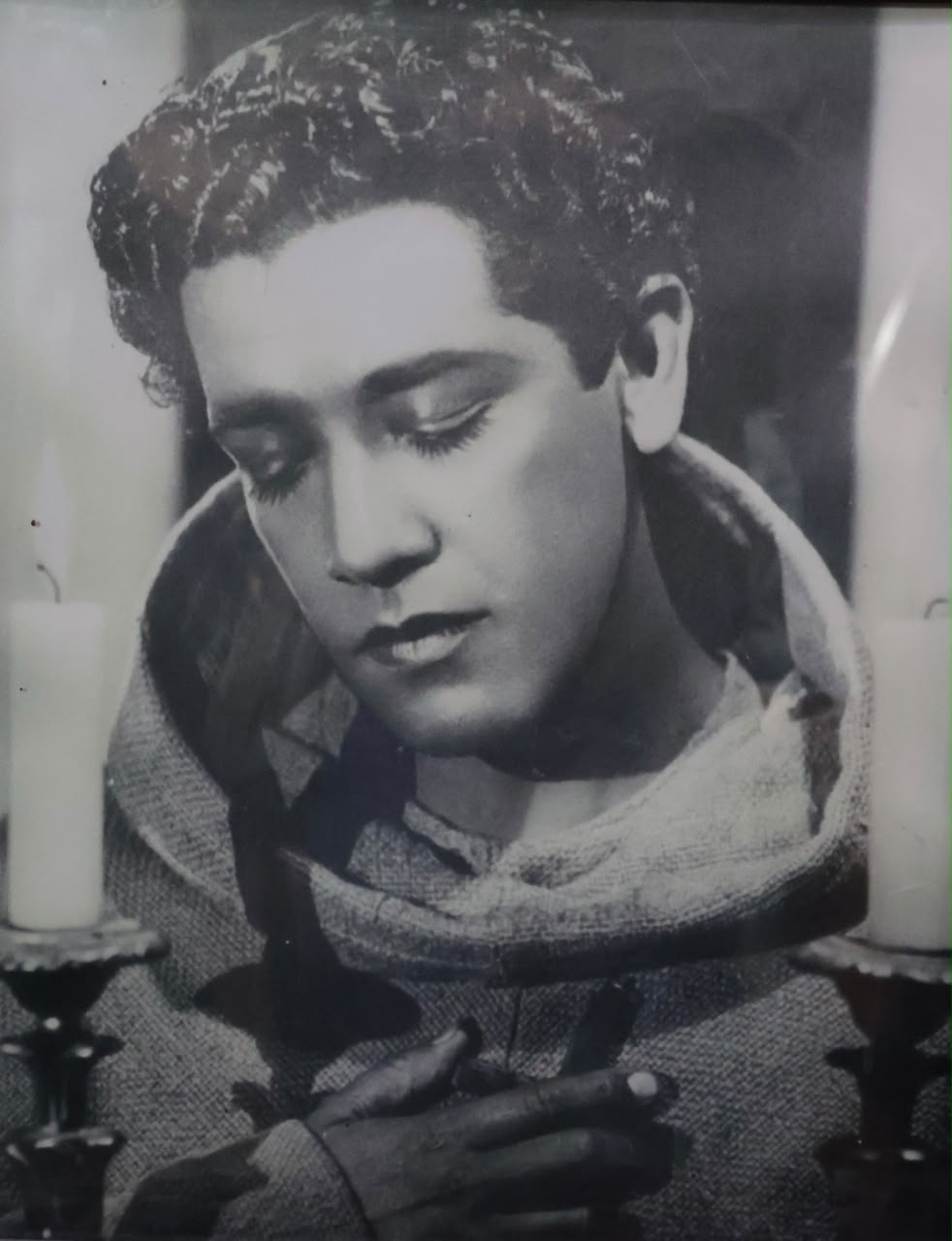 José Mojica como el hermano Francisco en la cruz y la espada