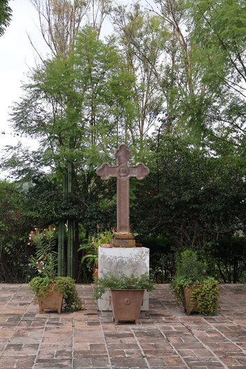 Cruz y jardín de Casa Hogar Mexiquito