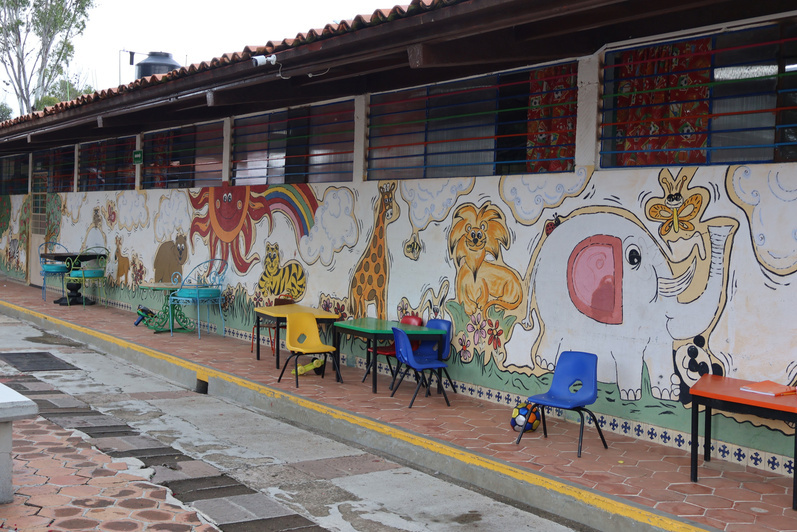 Murales y corredor del patio de Casa Hogar Mexiquito