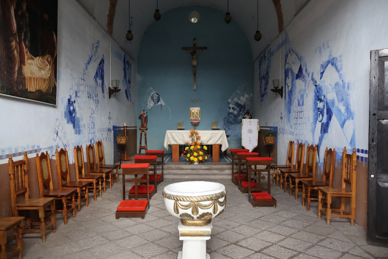 Interior de la capilla de la casa
