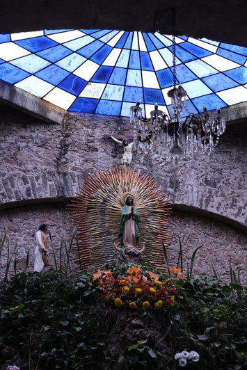 Interior del santuario con vitral azul