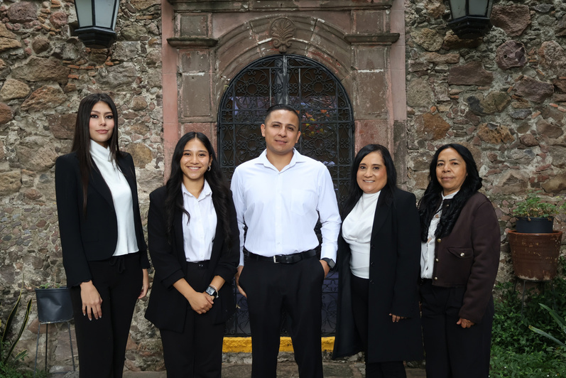 Casa Hogar Mexiquito staff gathered at the institution’s entrance