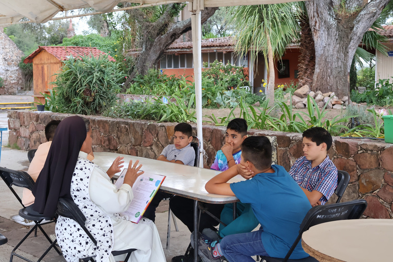 Support and shared activities in the courtyard